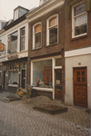 863682 Gezicht op de voorgevel van het pand Willemstraat 35 in Wijk C te Utrecht, dat grotendeels gestript gaat worden ...
